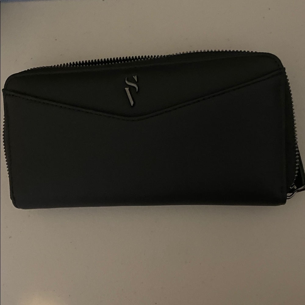 Vera Wang Black Zipper Wallet